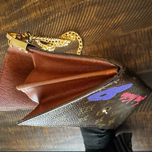 - Louis Vuitton
Vintage LV Monogram Sarah Wallet designed by me hand paint… - Picture 10 of 16